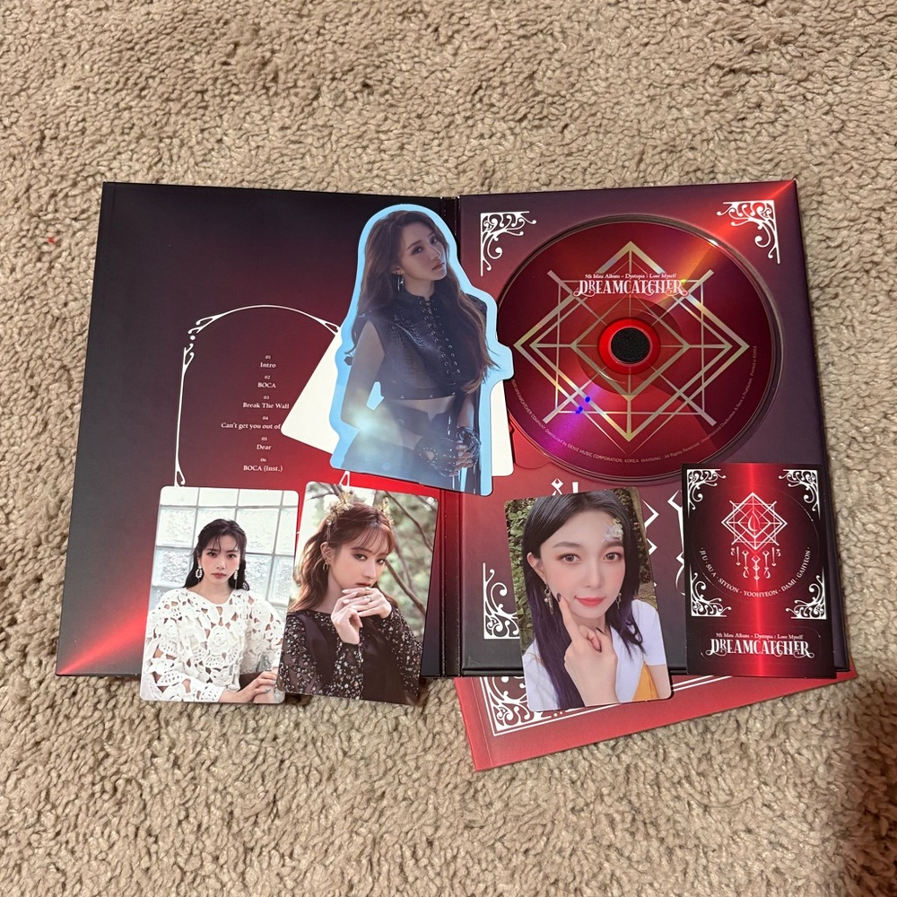 Dreamcatcher Dystopia: Lose Myself Album
comes with 3 photocards, CD, etc.